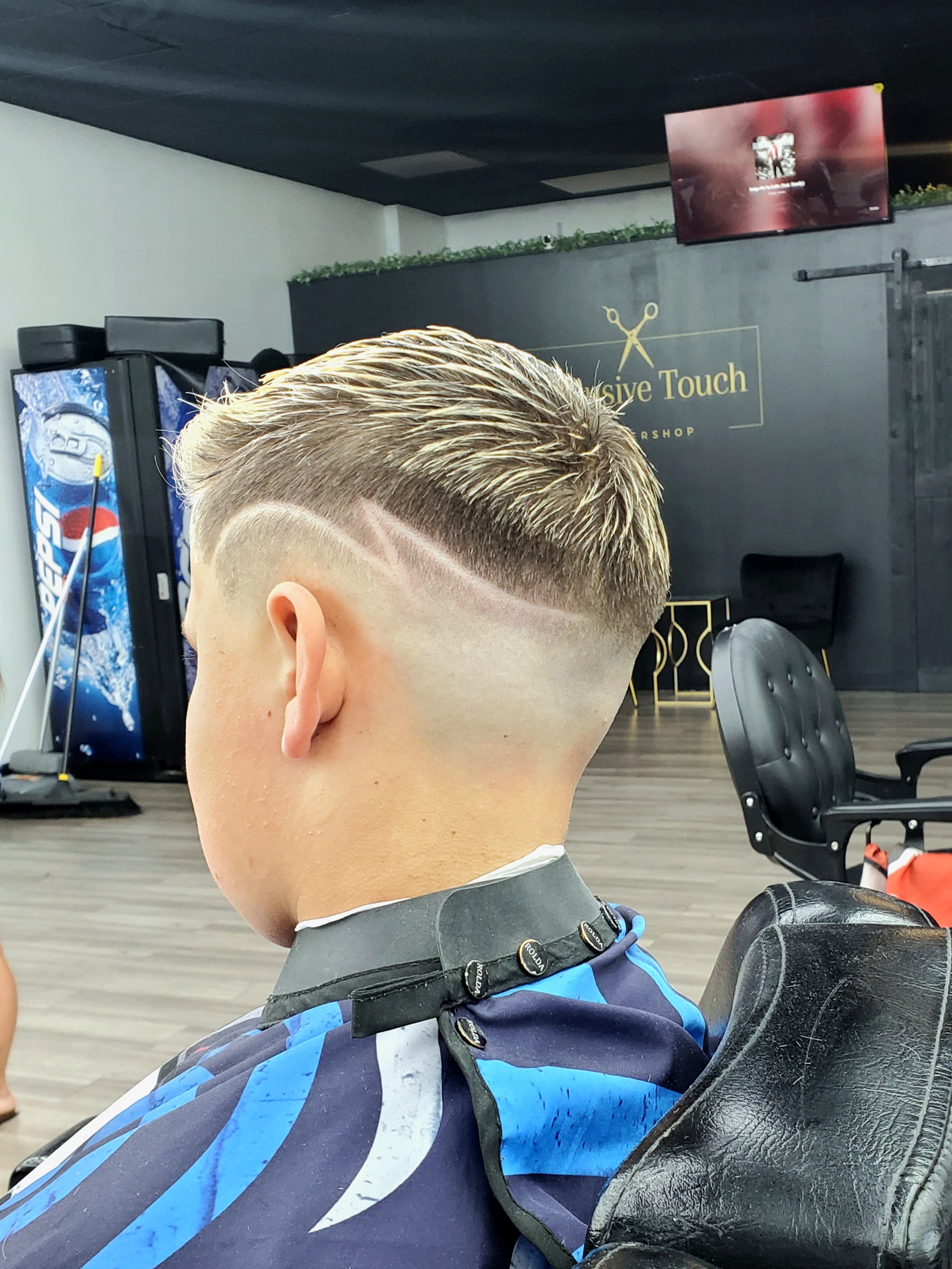 Blonde textured crop with a part line